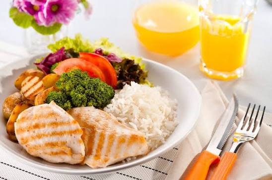 Almoço Saudável e Prático: Como Montar o Prato Ideal para o Dia a Dia